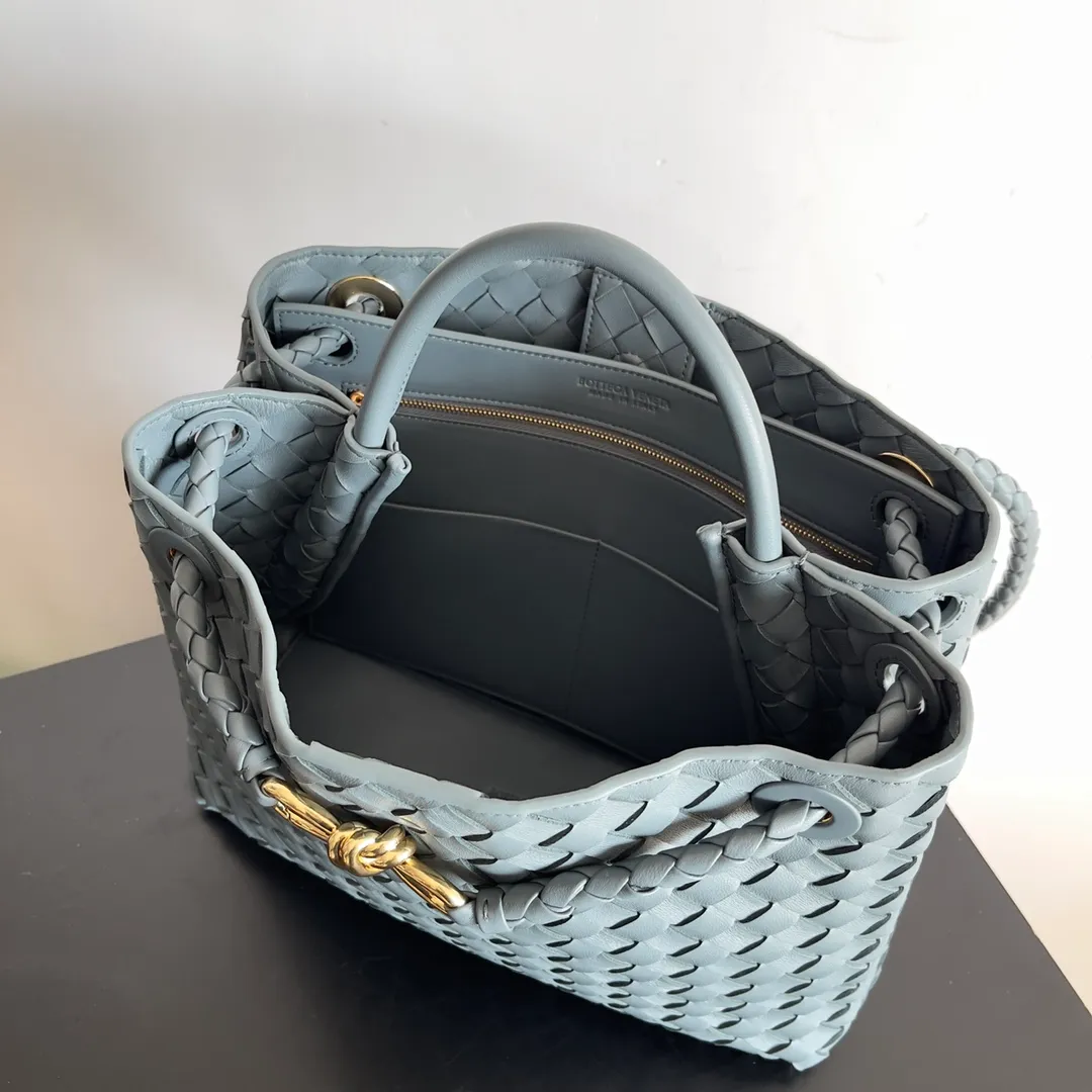 The 2023 new Andiamo batch of 2260 BV has been shipped‼ ️Really popular🔥The new Andiamo woven handbag launched by Bottega Veneta this season is really popular all over the world! ! Celebrities at home and abroad have worn it, and Oscar-winning actress Michelle Yeoh has taken it out on the street. Song Jia, Trai Yara, Yu Feihong, Sanji Ayaka, Rosie Hunting-Whiteley, Yoshioka Riho, etc. have all picked up this bag. It is classic and versatile, showing off its temperament, and the bag capacity is also large, which is very convenient for daily commuting! ! A variety of carrying methods, the shoulder straps can be adjusted by yourself, the original lambskin feels soft and delicate, and the unisex style breaks the gender boundaries and brings a more practical and long-lasting use experience. Andiamo, which has both elegant and casual styles, perfectly interprets the true appearance of "fashionable old money style". Style number: 743572 Size: 32*24*12